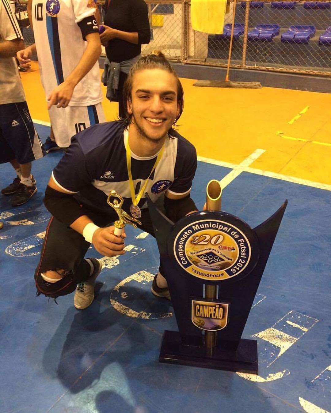 E o que sobrou do peixe azedo de ontem.